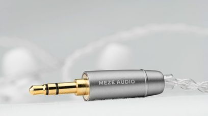 Alba in-ear -kuulokkeet, kultainen jakki, jossa kaksi mustaa rengasta, hopeinen liitin, hopeinen punottu kaapeli, sivukuva
