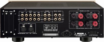 Svart integrerad stereo hi-fi-förstärkare Accuphase E-3000 i metall, bakre vy, med rader av förgyllda RCA-ingångar, två XLR-kontakter, sex röda och svarta högtalarterminaler samt standard nätanslutning