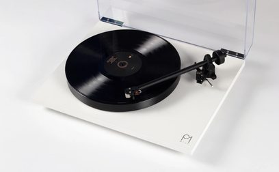 Hi-fi skivspelare Rega Planar 1 Plus matt vit, sedd ovanifrån, svart tallrik, svart tonarm, genomskinligt lock