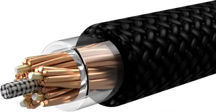 Černý koaxiální kabel v řezu, černé vnější opletení, stříbrné stínění a viditelné měděné vodiče