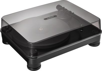 Juoda „Audio Technica AT-LP7X“ patefoninė plokštelių grotuvas, šoninis vaizdas, uždaras dūminis dangtis ant disko ir tono rankenėlės