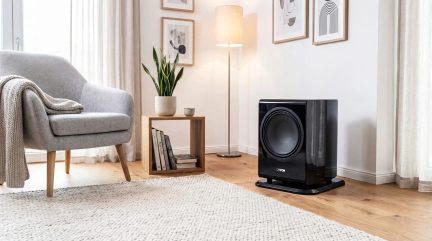 Kiiltävän musta Canton-subwoofer modernissa olohuoneessa, etuviisto näkymä