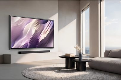 Samsung TQ65S99H 2026 fladskærms-tv til vægmontering med tynd sort kant i en lys moderne stue set forfra