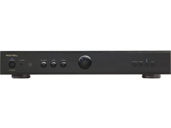 Rotel A10 MKII musta integroitu stereo hi-fi -vahvistin, etunäkymä, pyöreät painikkeet, valitsimet, kuulokeliitäntä, merkkivalot