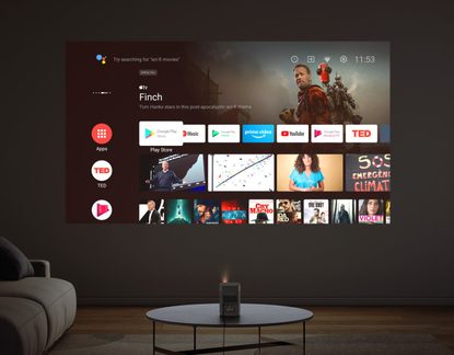 Televizní obrazovka zobrazující uživatelské rozhraní s aplikacemi pro streamování a náhledy filmů a seriálů