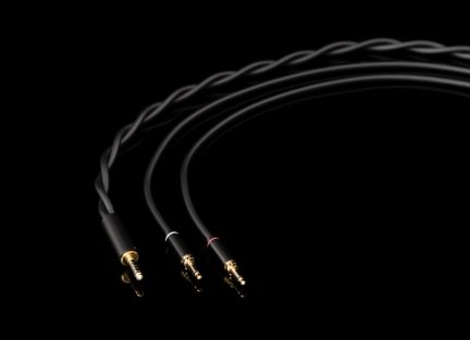 Fekete, fonott műanyag audiókábel, ferde nézetben, aranyozott, négypólusú 3,5 mm-es hím csatlakozóval és két aranyozott, hárompólusú 3,5 mm-es hím csatlakozóval, amelyek fehér és piros gyűrűkkel vannak megkülönböztetve