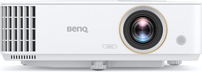 Benq TH585P hvid projektor, front, guldfarvet objektivring, ventilationsriste, justerbar fod
