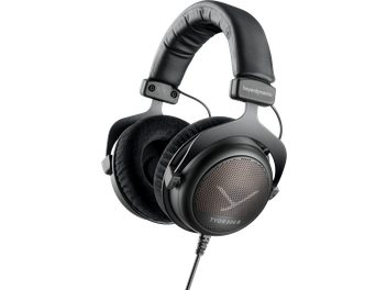 Beyerdynamic TYGR 300 R gaming headset, set forfra, sort polstret hovedbøjle, cirkulære ørekopper med perforeret gitter