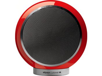 Kompatní hi-fi reproduktor Elipson Planet M ve sférickém tvaru s červeným lakovým povrchem, kruhovou tmavě šedou kovovou mřížkou obklopenou stříbrným kroužkem, umístěný na sladěném válcovém podstavci, pohled zepředu