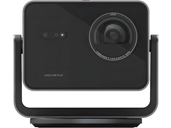 Čierny projektor Leica Cine Play 1, pohľad spredu, veľká šošovka vpravo na kovovom rámovom stojane