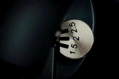 Gramofon hi-fi Pro-Ject T2 W czarny lakierowany, zbliżenie na metalowy okrągły przeciwwagę z grawerami "1.5", "2", "2.5".