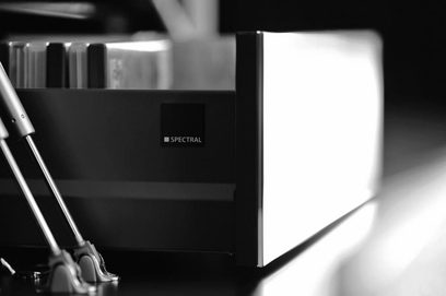 Spectral Cocoon CO5 + CO3 audio-videomøbel i sort og hvid, nærbillede forfra, med lukkede skuffer og hylder