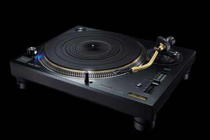 Černý gramofon Technics se zlatým raménkem a hliníkovým talířem s hroty v perspektivním pohledu