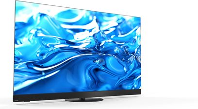 Panasonic TV-65Z90B højopløsnings-tv i sort med ultratynd metalramme, fladskærm monteret på centralt, rundt fodstativ, set fra trekvart forfra