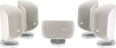 Set van 5 compacte witte ovale Bowers & Wilkins M1 MK2 luidsprekers op metalen standaards, vooraanzicht