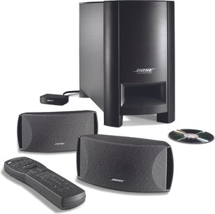 Pakke med 2.1 Bose Cinemate højttalere bestående af en sort subwoofer, to sorte satellithøjttalere, en fjernbetjening og en cd, set forfra