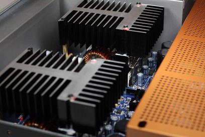 NAD M2 sort forstærker, indvendigt skråt nedadgående billede, der viser de elektroniske komponenter og kølelegemet