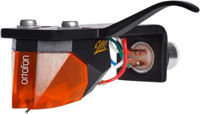 Porte celulă Ortofon 2M BRONZE Premounted, vedere laterală, corp negru, capac frontal portocaliu translucid, cabluri colorate