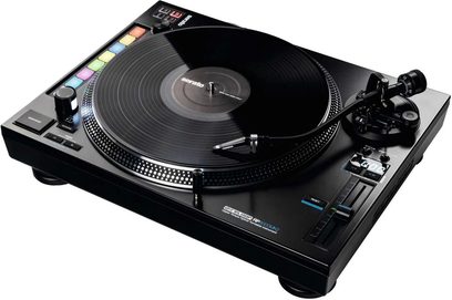 Augstās izšķirtspējas hi-fi vinila plates atskaņotājs Reloop RP 8000 MK2 melnā krāsā, skats no augšpuses, vinila plates paliktnis, tonearms, vadības ierīces un savienojumi