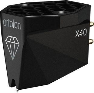 Cellule pour platine vinyle Ortofon MC X40 noire en métal, vue en trois-quarts avant droite, corps facetté à dessus alvéolé hexagonal, inscriptions ortofon et logo diamant argentés sur l’avant, marquage X40 sur le flanc droit, broches arrière dorées et pointe de lecture apparente