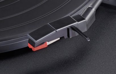 TEAC TN-180BT sort pladespiller, nærbillede fra siden af tonearmen med rød pickup og modvægt