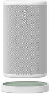 Weißer vertikaler Sonos Lautsprecher mit großem perforiertem Gitter und separater runder Ladestation