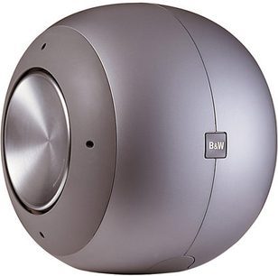 Sférický subwoofer Bowers & Wilkins PV1 v metalicky šedé barvě, pohled zepředu, stříbrné logo B&W