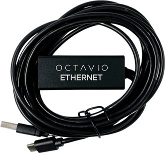Sammenrullet sort Ethernet-kabel med RJ45-stik i enderne og en mærkat med teksten "OCTAVIO ETHERNET" fastgjort til kablet