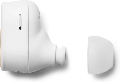 Devialet Gemini II Opéra de Paris fehér színezésű vezeték nélküli fülhallgató, elölről és oldalról látható, nyitott töltőtokkal