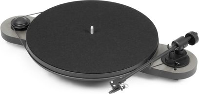 Pro-Ject Elemental grå og sort pladespiller, set ovenfra, mat sort pladespillerplade, lige tonarm, pickup, tonarmløfter, start/stop-knap