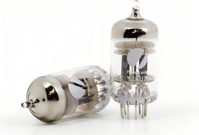 To PrimaLuna 12AU7 elektronrør på sølvfarvede holdere, gennemsigtig glas, synlige elektroder, refleksioner