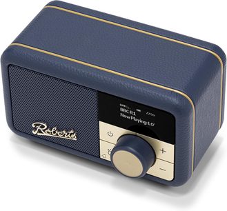 Roberts Revival Petite 2 bordradio i mørkeblå, rektangulært kabinet med kornet kunstlæderbeklædning og gyldne kanter, set fra højre forside i perspektiv, front med blå metalgitter, sort skærm og stor tofarvet drejeknap