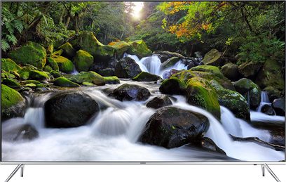 Samsung UE49KS7000-fjernsyn viser et vandfald i en frodig skov, store mosbegroede klipper i forgrunden