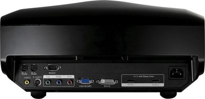 Optoma HD82 videoprojektor, set forfra, rektangulært sort kabinet, front med stik, knapper og linse