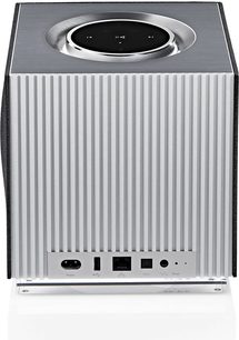 Trådløs højttaler Naim Audio Mu-so Qb i sort, kubisk form, metalrist på forsiden, tilslutninger på bagsiden