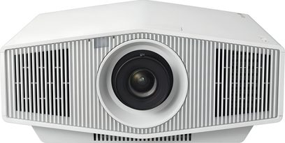 Sony BRAVIA Projector 7 — VPL-XW5100ES hvid, mat plastkabinet med stor sort centreret linse og lodrette ventilationsgitre, set forfra let oppefra