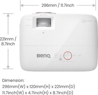 BenQ TH671ST fehér vetítő, előlről nézve, középre helyezett objektívvel és piros gombbal a tetején jobbra, méretek megadva