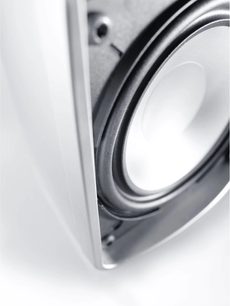 Altavoz hi-fi compacto Canton Plus XL.3 blanco, primer plano del altavoz circular en un recinto moderno