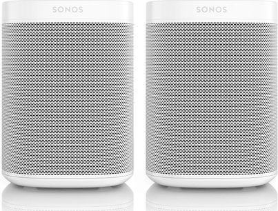 To hvide, cylindriske, trådløse Sonos One (Gen 2) højttalere med metalrist på størstedelen af overfladen, set forfra
