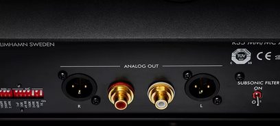 Čierny stereofónny predzosilňovač Primare R35, pohľad spredu, s analógovými výstupmi RCA, subsonic filtrom a symetrickými vstupmi XLR