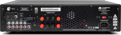 Wzmacniacz hi-fi stereo Cambridge Audio AXR100D w kolorze srebrnym, widok z przodu. Czarna obudowa z srebrnymi przyciskami i gniazdami
