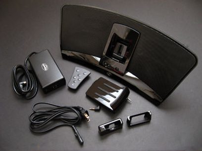 Klipsch Igroove HG2 blankt sort dock med fjernbetjening, adaptere og kabler, set forfra på en mørkegrå baggrund