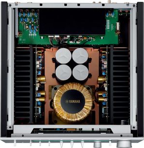 Yamaha A-S3000 sølvfarvet stereo hi-fi-forstærker, set forfra med åbent kabinet, der afslører de indvendige komponenter, herunder en toroidaltransformer