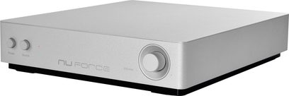 Conversor de áudio DAC Nuforce WDC200 prata, vista frontal, caixa retangular metálica prateada, botões e roda na frente