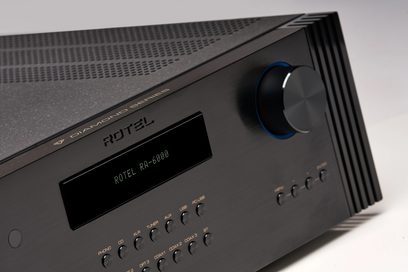 Rotel RA-6000 sort hi-fi stereoforstærker, frontvisning, digitalt display, knapper og drejeknap, hovedtelefonstik
