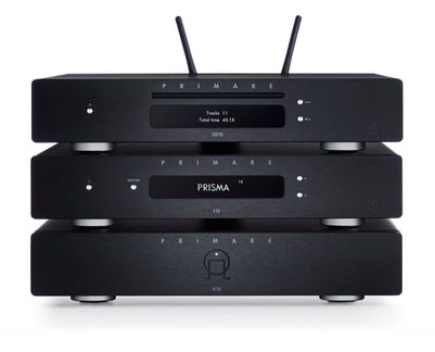Tre sorte CD-afspillere stablet oven på hinanden, set forfra, med knapper og digitalt display, mærket Primare