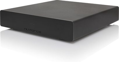 Nuforce STA-120 sort effektforstærker, set forfra, rektangulært mat sort kabinet, sølvfarvet logo på forsiden