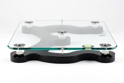 Vibrationsdämpfer Relaxa Tablette 530 Glas, Aufsicht, rechteckige transparente Glasplatte, schwarze Basis mit 4 verstellbaren Füßen