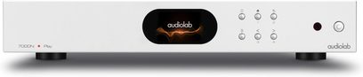 Síťový audio přehrávač Audiolab 7000N Play ve stříbrné barvě s centrálním černým displejem zobrazujícím oranžový graf a tlačítky na pravé straně