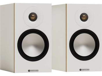 Stel luidsprekers Monitor Audio Bronze 50 7G in mat wit gelakt hout, drie-kwart vooraanzicht, elk uitgerust met een zilveren woofer met zwarte rand en een centrale tweeter met een zwart honingraatrooster dat een gouden koepel laat zien